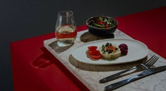 Luksusowe posiłki i ponadczasowy design na wysokości 30 000 stóp