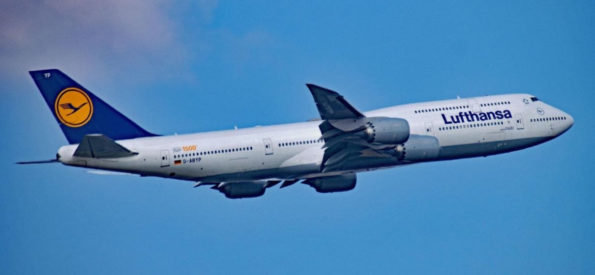 Jak pasażerowie mogą zmniejszyć emisje CO₂ z lotów